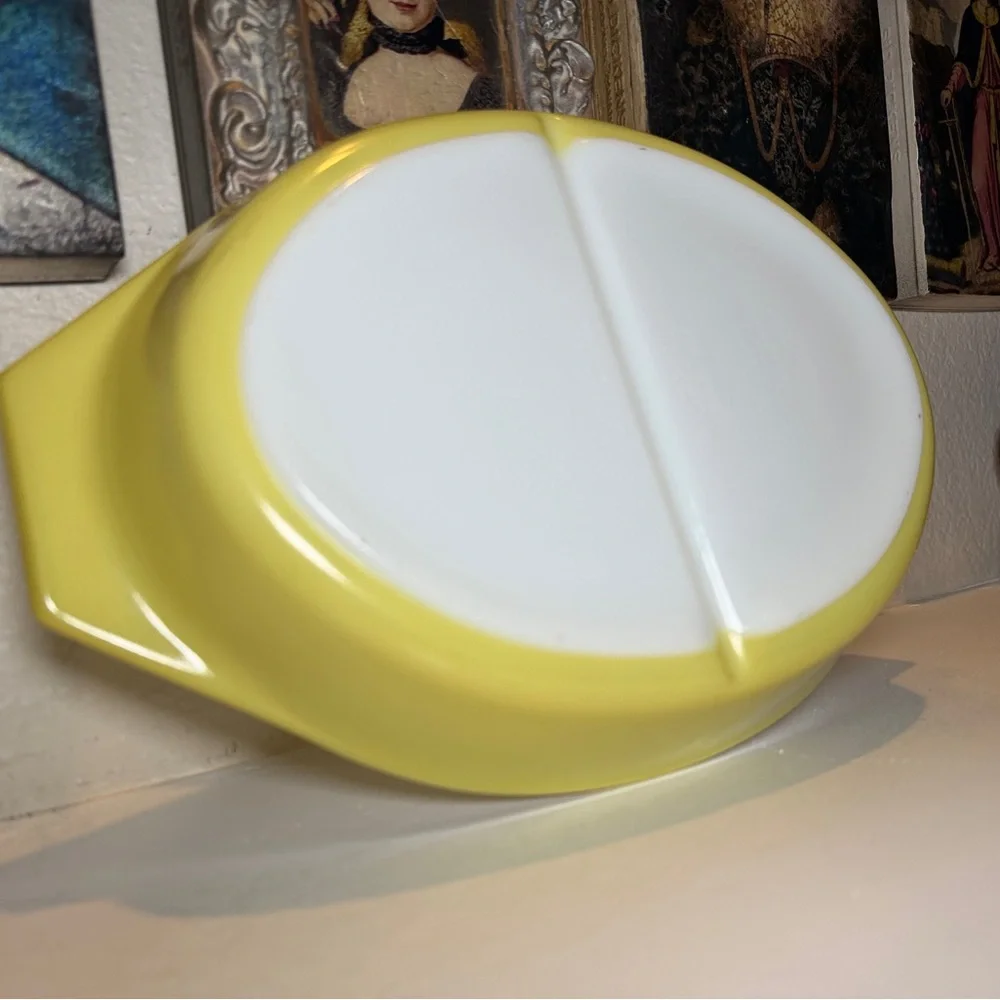 Vintage Pyrex Yellow 1 1/2 QT Divided‎ Casserole Baking Dish